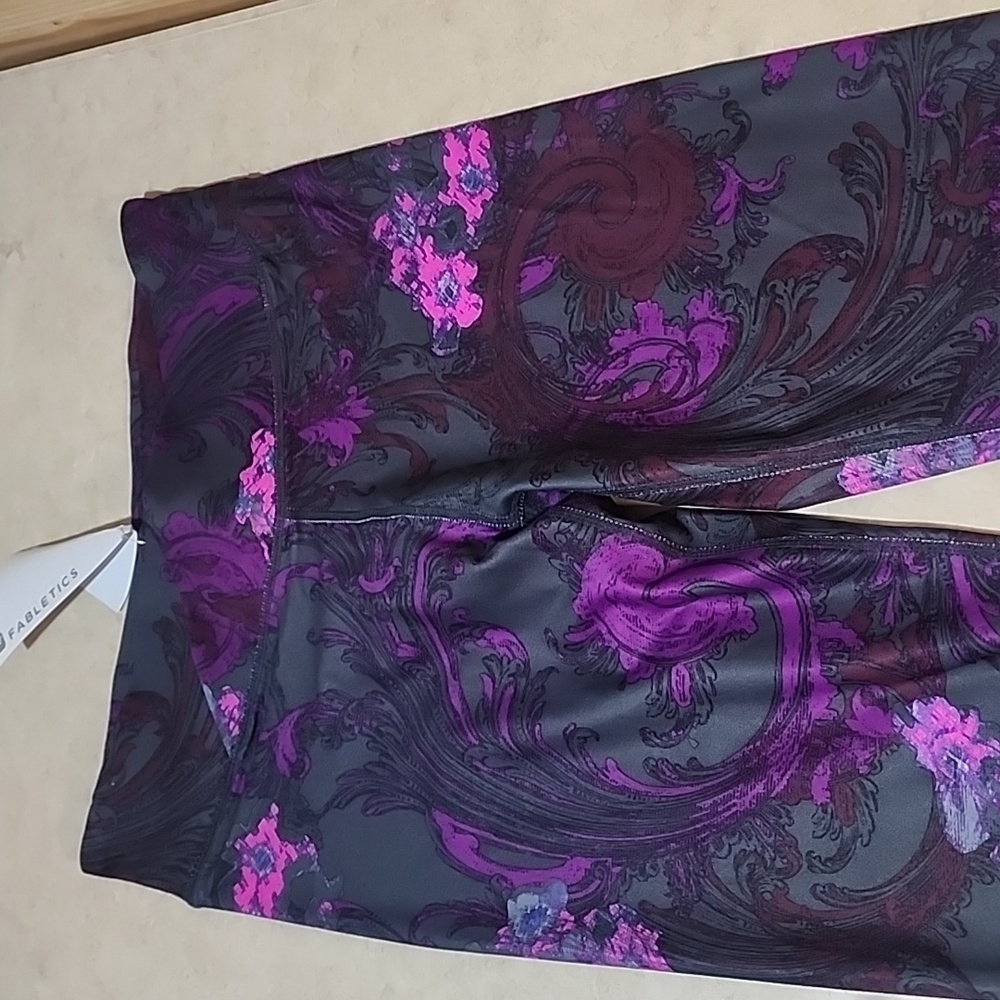 NWT Fabletics capri leggings size small mid rise